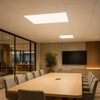 Warm wit LED paneel ingebouwd in een plafond